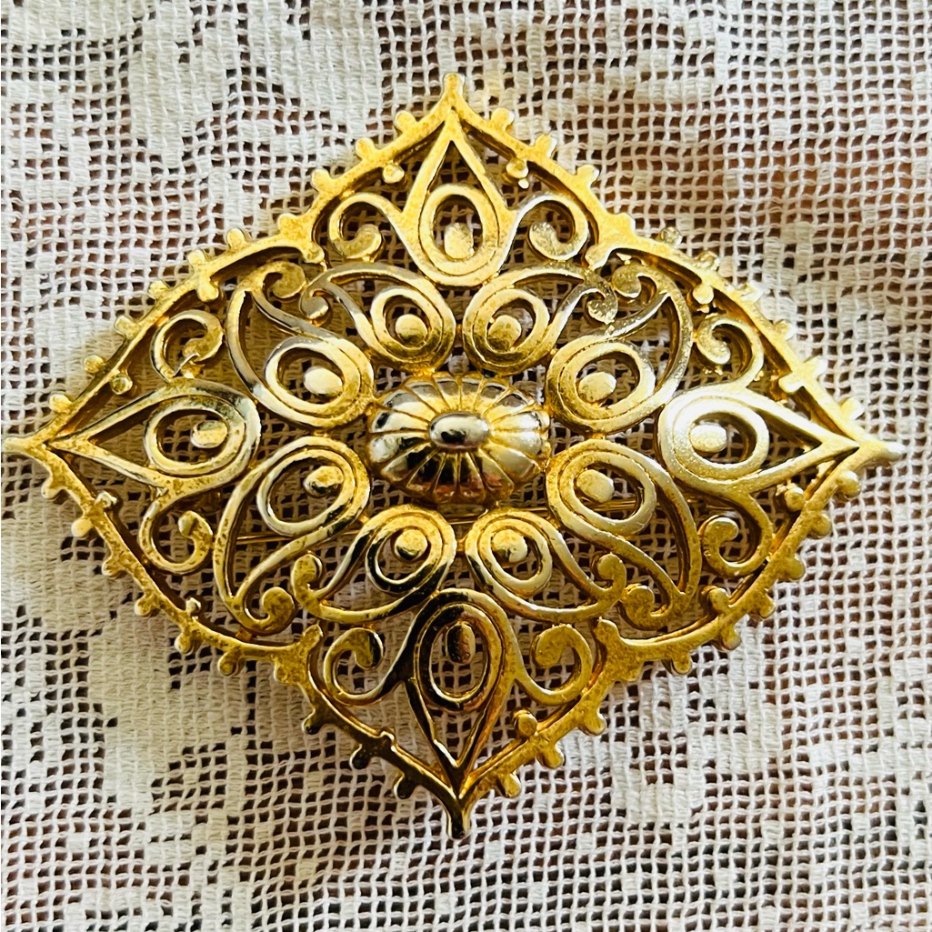 Vintage Signed Vendome Gold Tone Statement Brooch 50$